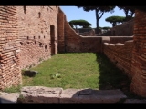 03788 ostia - regio i - insula ii - caseggiato del termopolio (i,ii,5) - raum 2 - via della case di diana - bli ri sueden - 09-2022.jpg